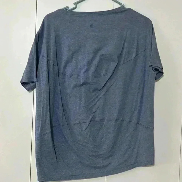 Women’s Lululemon workout top short sleeve shirt - Picture 5 of 6